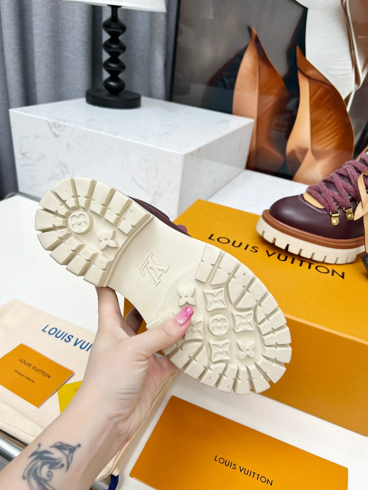 p660💰"Couple Style" LV Louis Vuitton's 2025 autumn and winter new style, developed one-to-one from the original version, retro fashionable, handsome and cool mountaineering derby shoes are now available.  Material: Imported first-layer cowhide Lining: Imported lambskin Outsole: Original molded TR non-slip outsole Sole height: 3.5cm Shoe size: Same style for men and women 35-45